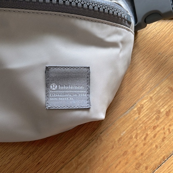 Lululemon All Day Essentials Belt Bag 2.5L - Picture 3 of 9